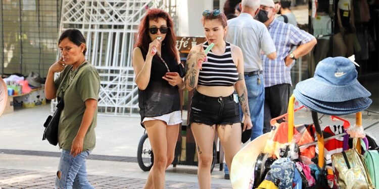 Alertas amarillas por calor en la zona centro y por vientos fuertes en Tierra del Fuego