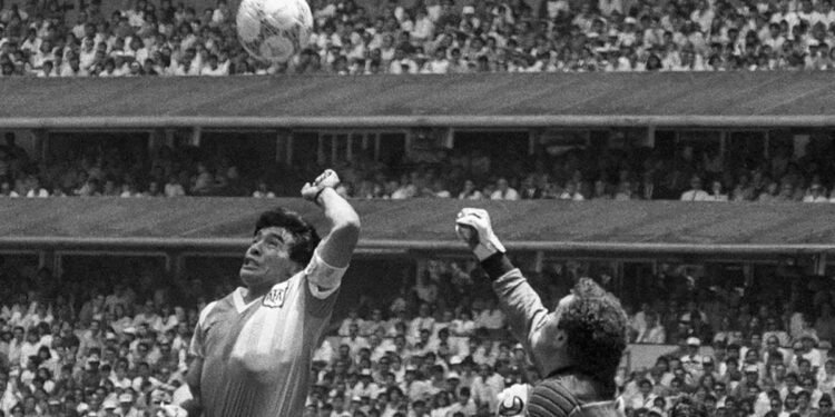 La mano de D10S: subastaron por más de 2 millones de dólares la pelota tocada por Diego