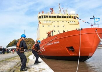 El rompehielos ARA Almirante Irízar realiza entrenamientos y pruebas para la Campaña Antártica