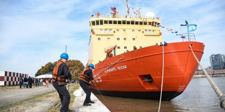 El rompehielos ARA Almirante Irízar realiza entrenamientos y pruebas para la Campaña Antártica