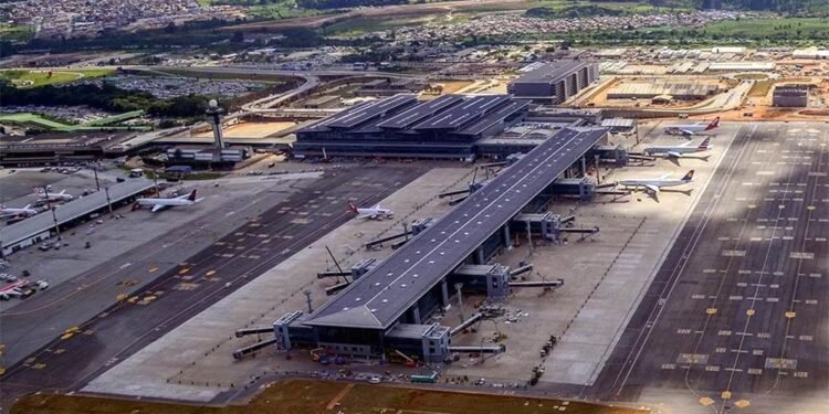 Manifestantes bolsonaristas bloquean accesos al aeropuerto de San Pablo y cancelan vuelos
