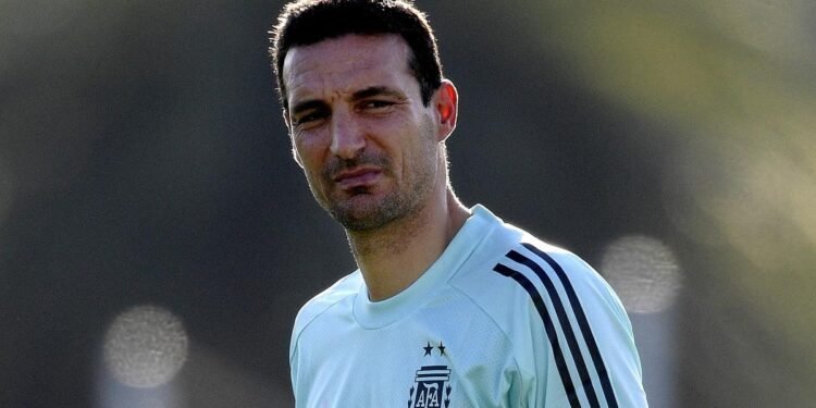 Scaloni recortó la lista a 32 integrantes y viajó a Qatar con Armani