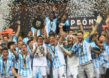 En un final escandaloso, Racing se llevó en el suplementario el trofeo de Campeones