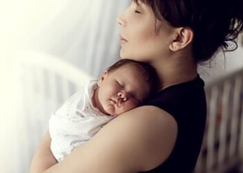 «Mamá canguro», el método más aconsejado por la OMS para estabilizar a los bebés prematuros