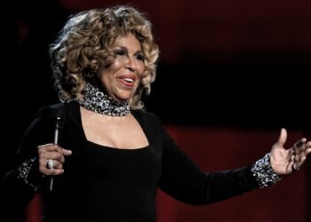 La cantante Roberta Flack anunció que padece ELA