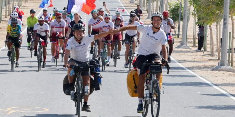 Llegaron a Doha dos hinchas franceses que salieron en bicicleta en agosto