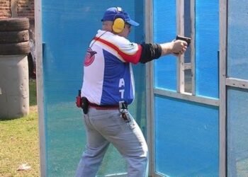 Un militar retirado mató a su expareja y a un hijastro, baleó a su hijo y se suicidó