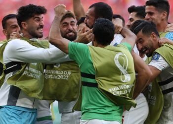 Irán le ganó a Gales 2 a 0 sobre el final del partido