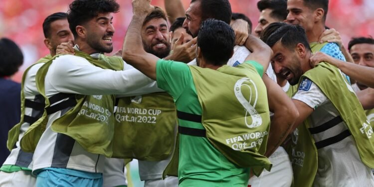 Irán le ganó a Gales 2 a 0 sobre el final del partido