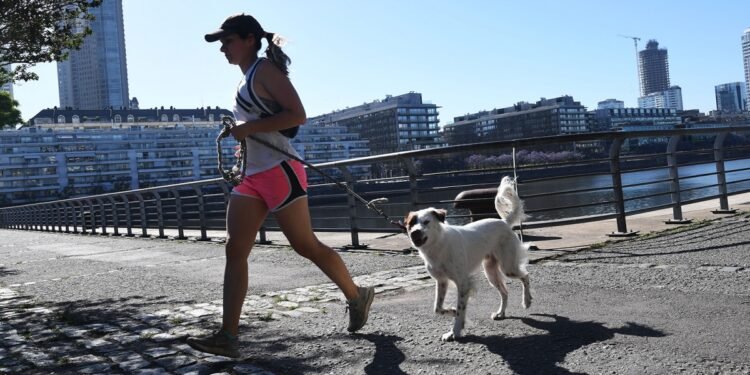 Sigue el calor intenso y hay alerta en casi todo el país por altas temperaturas