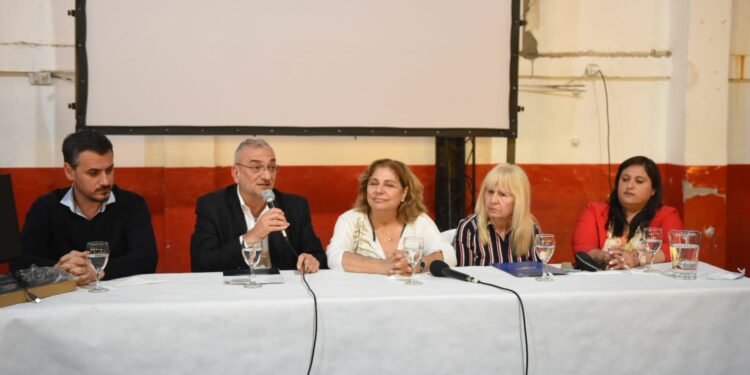 Provincia entrega móvil para traslado de pacientes