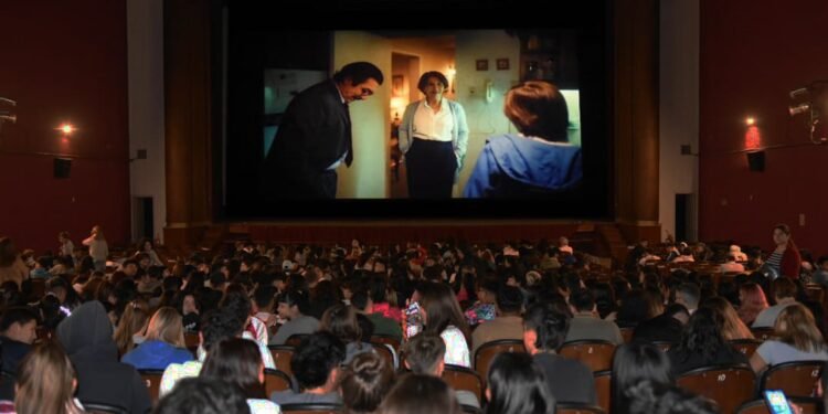Cientos de estudiantes vieron «Argentina 1985» en el Cine