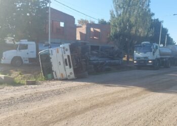 Otro día cargado de accidentes: hasta volcó un camión lechero