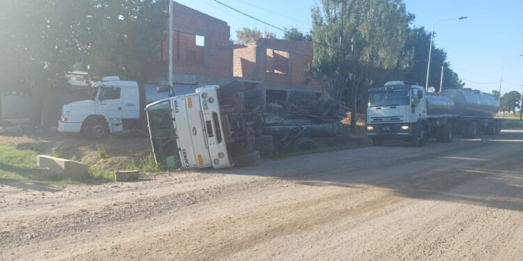Otro día cargado de accidentes: hasta volcó un camión lechero