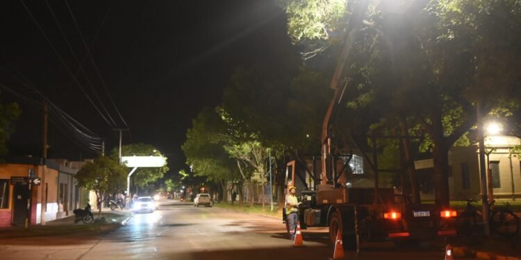 Avanzan con la instalación de luces LED en la avenida Brasil