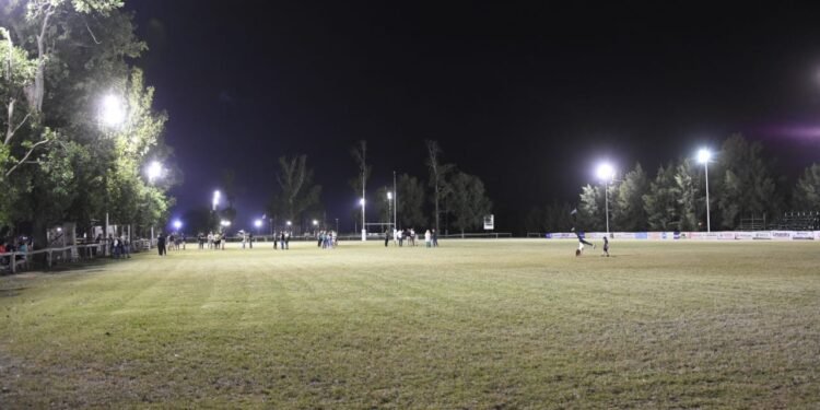 El CRAR inauguró las luces de las canchas de rugby y hockey