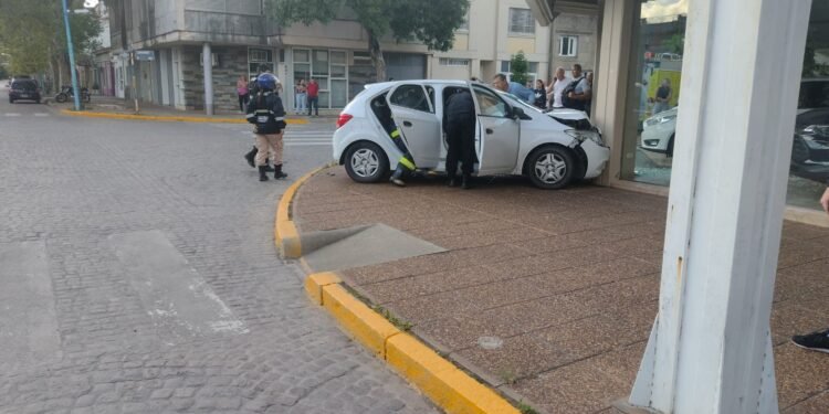 Fuerte accidente, con tres heridos y una mujer atrapada