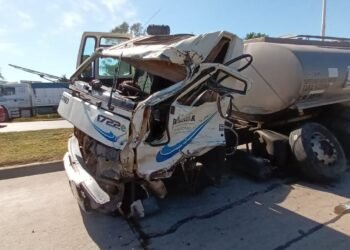 Fuerte accidente entre camiones en plena travesía urbana de la 34