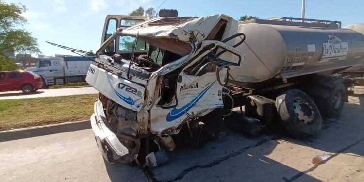 Fuerte accidente entre camiones en plena travesía urbana de la 34