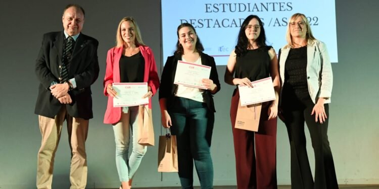 El Consejo Universitario distinguió a 62 estudiantes de distintas carreras
