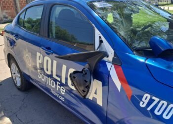 Bajo brote psicótico, se la tomó con un patrullero