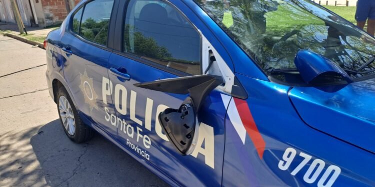 Bajo brote psicótico, se la tomó con un patrullero