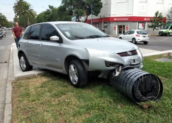 Triple choque y un auto sobre un cantero de Bv. Santa Fe