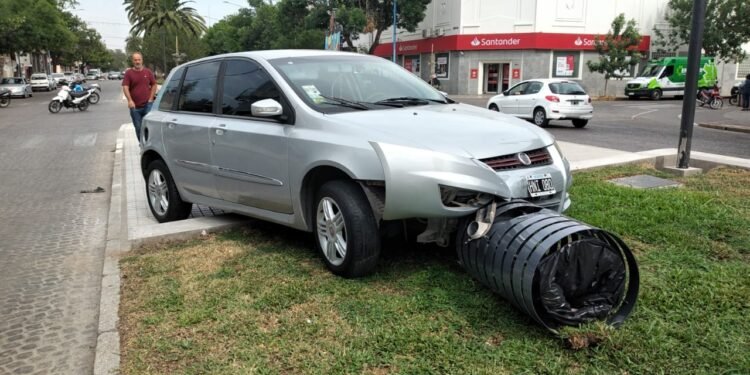 Triple choque y un auto sobre un cantero de Bv. Santa Fe