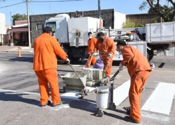 Tareas de señalización horizontal en bulevar Santa Fe