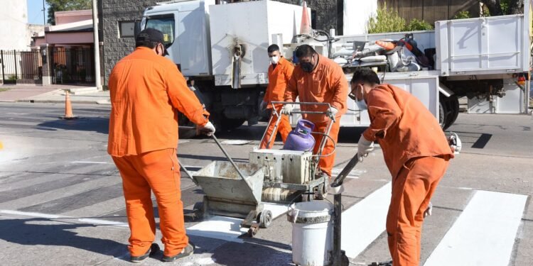Tareas de señalización horizontal en bulevar Santa Fe