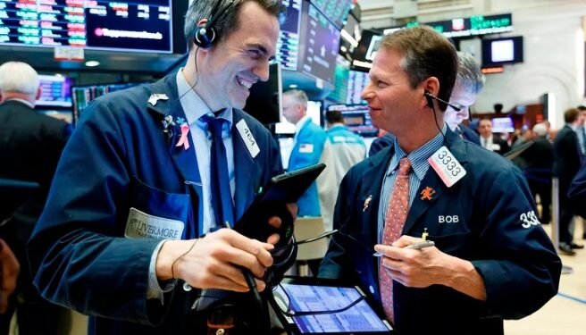 El feriado redujo las operaciones y por un día se vivió euforia en las acciones y bonos de la deuda