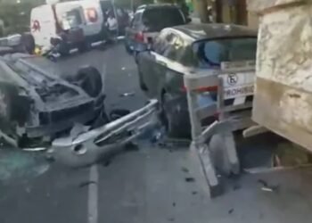 Impresionante accidente en Flores: perdió el control y volcó tras chocar con un volquete de una obra en construcción