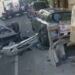 Impresionante accidente en Flores: perdió el control y volcó tras chocar con un volquete de una obra en construcción