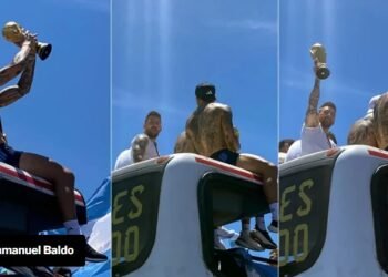 La historia detrás de la foto más viral de la caravana de Argentina: el rayo de luz que iluminó a Lionel Messi levantando la Copa del Mundo