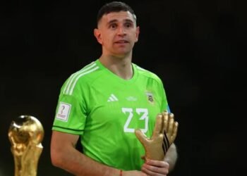 Dibu Martínez es pretendido por un gigante de Europa tras ganar el premio al mejor arquero del Mundial