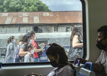 Por la suba de casos, recomiendan el uso de barbijos en el transporte público