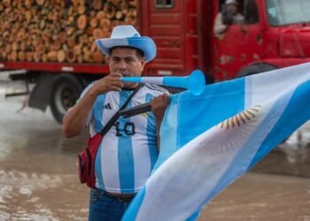 La emoción y solidaridad de un vendedor de banderas y camisetas albicelestes durante el Mundial