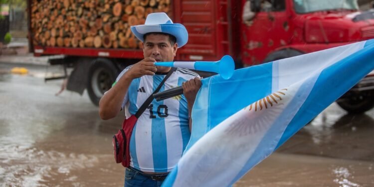 La emoción y solidaridad de un vendedor de banderas y camisetas albicelestes durante el Mundial