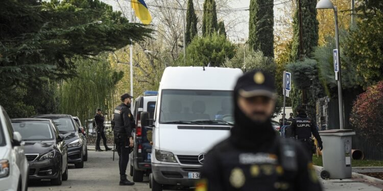 Un herido leve tras la explosión de una carta en la embajada de Ucrania en Madrid