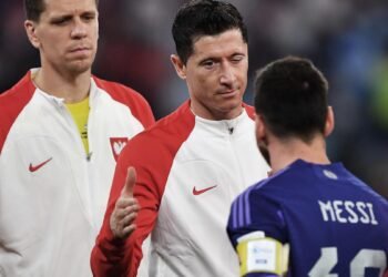 Lewandoswski: «Le dije a Messi que estaba jugando más defensivo que de costumbre»