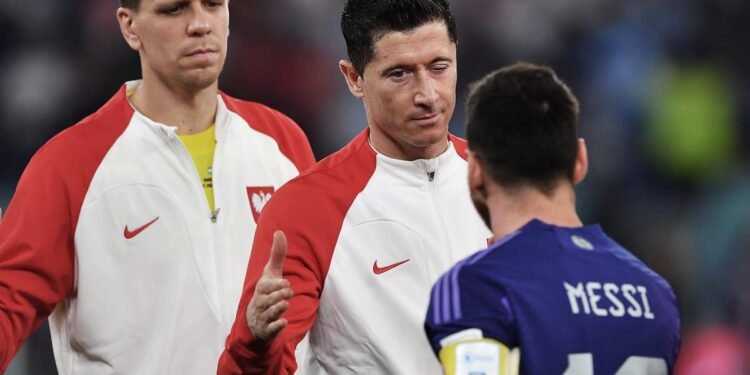 Lewandoswski: «Le dije a Messi que estaba jugando más defensivo que de costumbre»