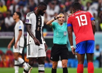 La árbitra francesa Stéphanie Frappart hizo historia en Qatar 2022