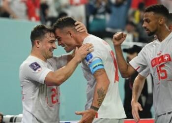 Suiza le ganó un mano a mano caliente a Serbia y consiguió el último boleto