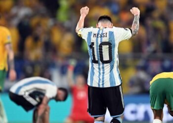 «Gracias a todos los que me acompañan en este hermoso viaje», escribió Messi por su partido mil