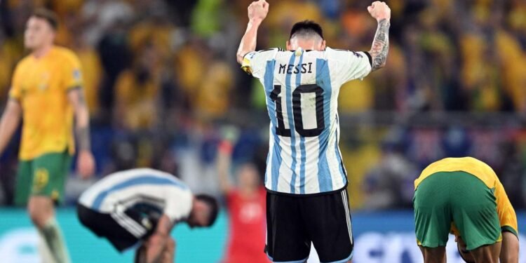 «Gracias a todos los que me acompañan en este hermoso viaje», escribió Messi por su partido mil