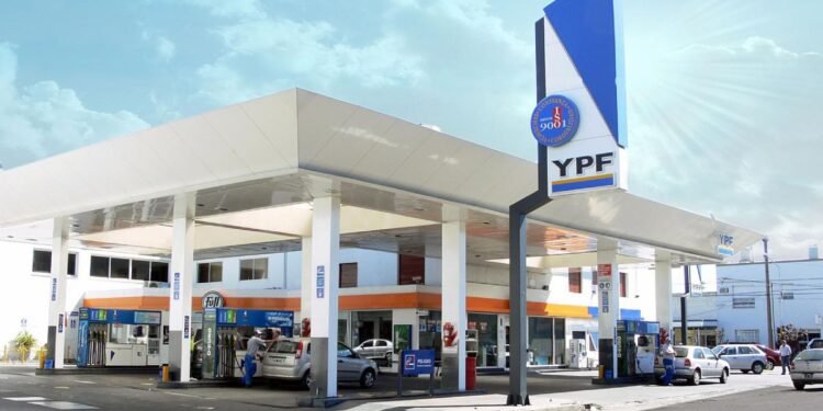 YPF aumentó 4% los combustibles tal lo acordado por las petroleras con el Gobierno