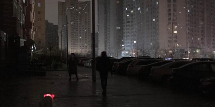 Más de 500 localidades ucranianas siguen sin electricidad tras los bombardeos rusos