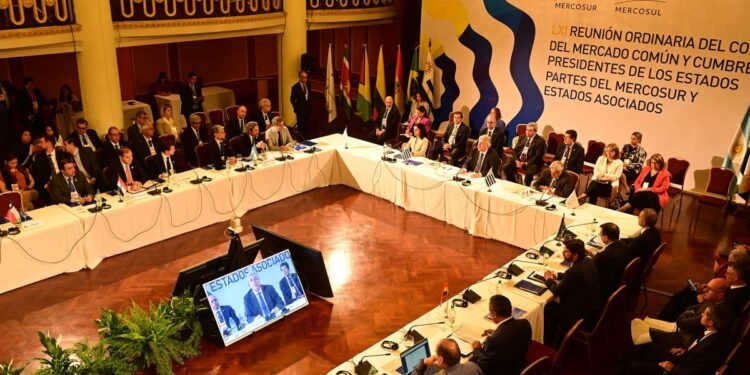 Uruguay, en soledad, habla de un Mercosur «imperfecto» y que «languidece»