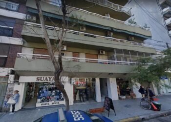 Buscan al hombre del casco visto en el edificio de Las Cañitas donde mataron a la jubilada