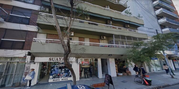 Buscan al hombre del casco visto en el edificio de Las Cañitas donde mataron a la jubilada